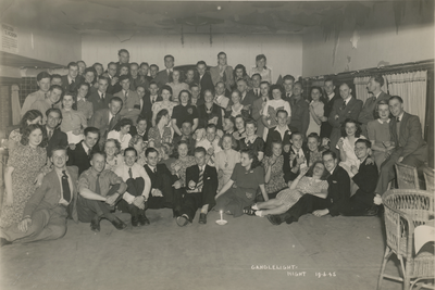 860896 Groepsportret van leden van de Binnenlandse Strijdkrachten (BS) tijdens de 'Candlelight-night' in een feestzaal ...